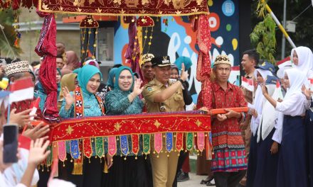 Didampingi Bupati Parosil dan Macik Partinia, Ketua TP PKK Provinsi Lampung Canangkan Desa TAPIS di Lumbok Seminung: Serahkan Sejumlah Bantuan Sosial dan Ekonomi Produktif