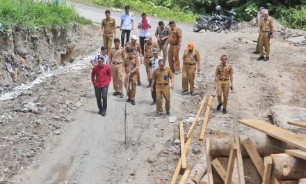 Blusukan Tinjau Jalan Putus, Parosil Mabsus Perintahkan Dinas PUPR Segera Bertindak