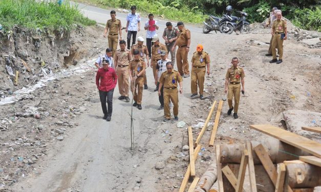 Blusukan Tinjau Jalan Putus, Parosil Mabsus Perintahkan Dinas PUPR Segera Bertindak