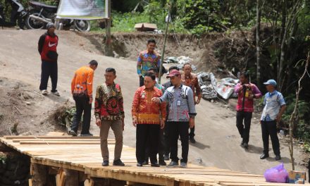 Wakil Bupati Apresiasi Inisiatif Warga Gotong Royong Bangun Jembatan Jalan Putus, Bakal Dibangun Permanen 2026