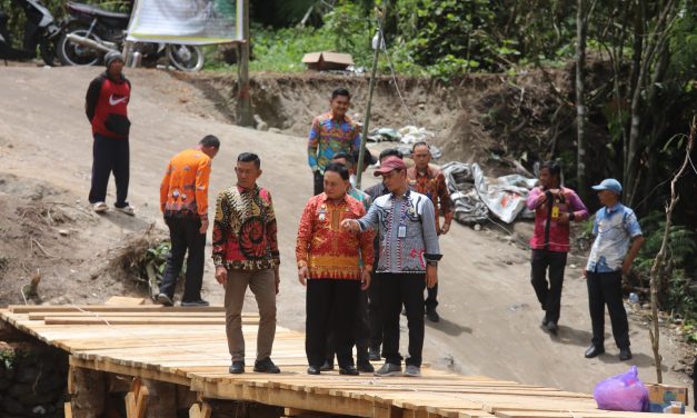 Wakil Bupati Apresiasi Inisiatif Warga Gotong Royong Bangun Jembatan Jalan Putus, Bakal Dibangun Permanen 2026