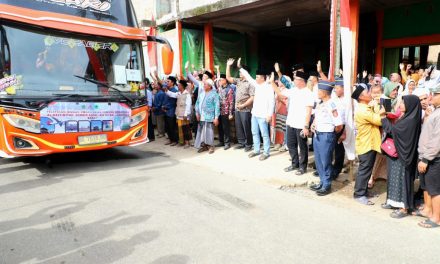 Dukung Penguatan Iman, Pemkab Lambar Lepas 79 Jamaah Umroh