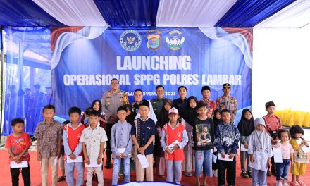 Ditandai Pengguntingan Mawar, Wabup Mad Hasnurin Resmikan Operasional SPPG Polres Lampung Barat di Pekon Tanjung Raya