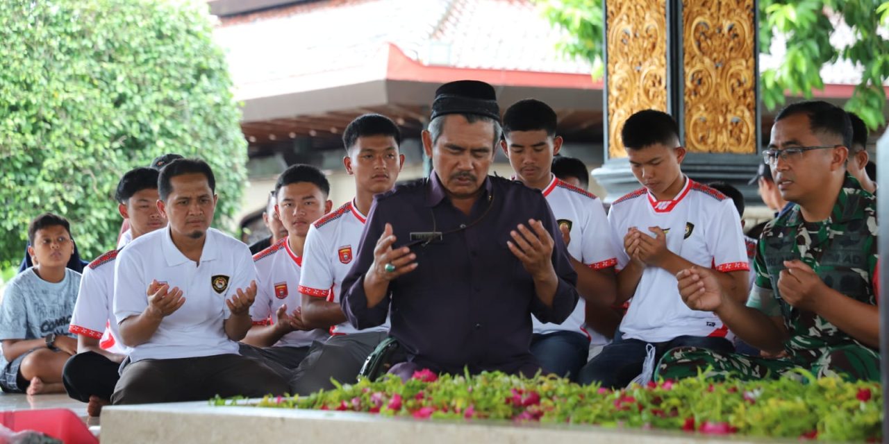 Ziarah Makam Bung Karno, Paskibraka & Pramuka Lampung Barat Ajak Insan Muda Kobarkan Api Perjuangan Sang Proklamator