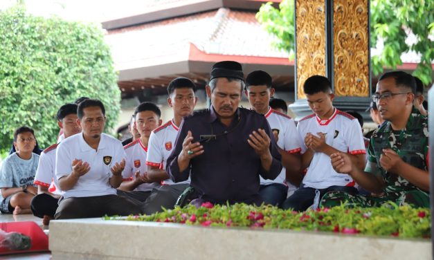 Ziarah Makam Bung Karno, Paskibraka & Pramuka Lampung Barat Ajak Insan Muda Kobarkan Api Perjuangan Sang Proklamator