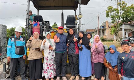 Proyek Pengaspalan Jalan Pekon Waspada Disambut Antusias Warga