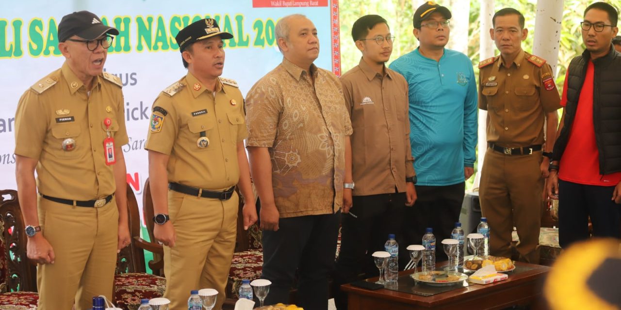 Bupati Lampung Barat H. Parosil Mabsus meresmikan program pengadaan mobil dan motor sarana angkut sampah serta memimpin aksi bersih-bersih sampah plastik yang dipusatkan di Taman Hamtebiu