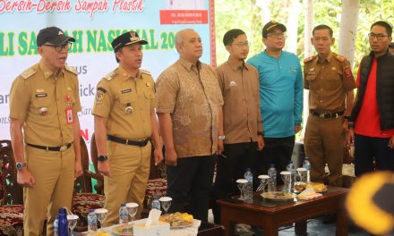 Bupati Lampung Barat H. Parosil Mabsus meresmikan program pengadaan mobil dan motor sarana angkut sampah serta memimpin aksi bersih-bersih sampah plastik yang dipusatkan di Taman Hamtebiu