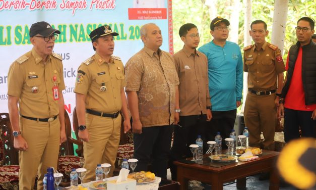 Bupati Lampung Barat H. Parosil Mabsus meresmikan program pengadaan mobil dan motor sarana angkut sampah serta memimpin aksi bersih-bersih sampah plastik yang dipusatkan di Taman Hamtebiu
