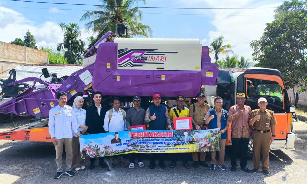 Demi Menyelaraskan Program Pemerintah Pusat Terkait Ketahanan Pangan, Bupati Serahkan Bantuan Alsintan kepada Kelompok Tani