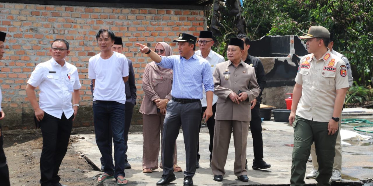 Bupati meninjau korban kebakaran yang menimpa salah satu Warga Pekon Bahway Kecamatan Balik bukit