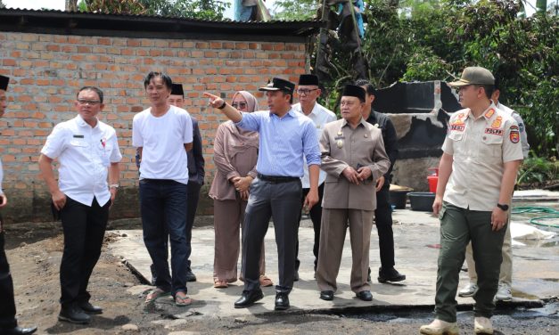 Bupati meninjau korban kebakaran yang menimpa salah satu Warga Pekon Bahway Kecamatan Balik bukit