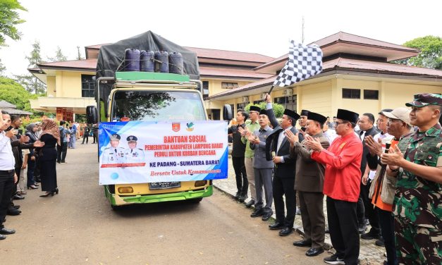 Bupati Parosil Mabsus Lepas Dua Truk Bantuan Pemkab Lampung Barat ke Sumatera Barat
