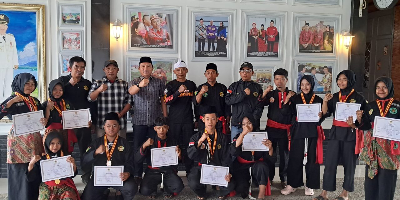 Keren ! Lima Atlet Lambar Raih Mendali Emas, tiga Perak dan Dua Perunggu, Bupati Serahkan Piagam Penghargaan