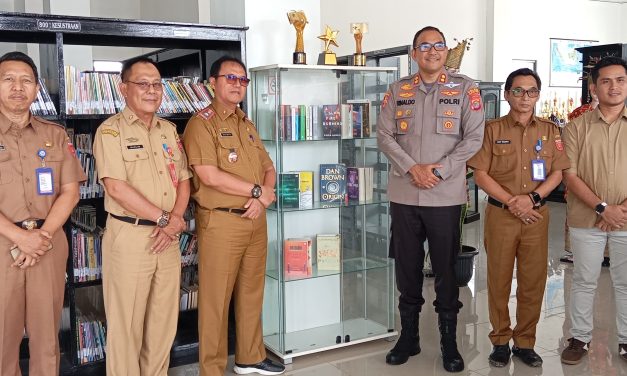 Perpustakaan Lampung Barat Terima Hibah 38 Buku Koleksi Pribadi dari Kapolres Lambar : AKBP Rinaldo Aser