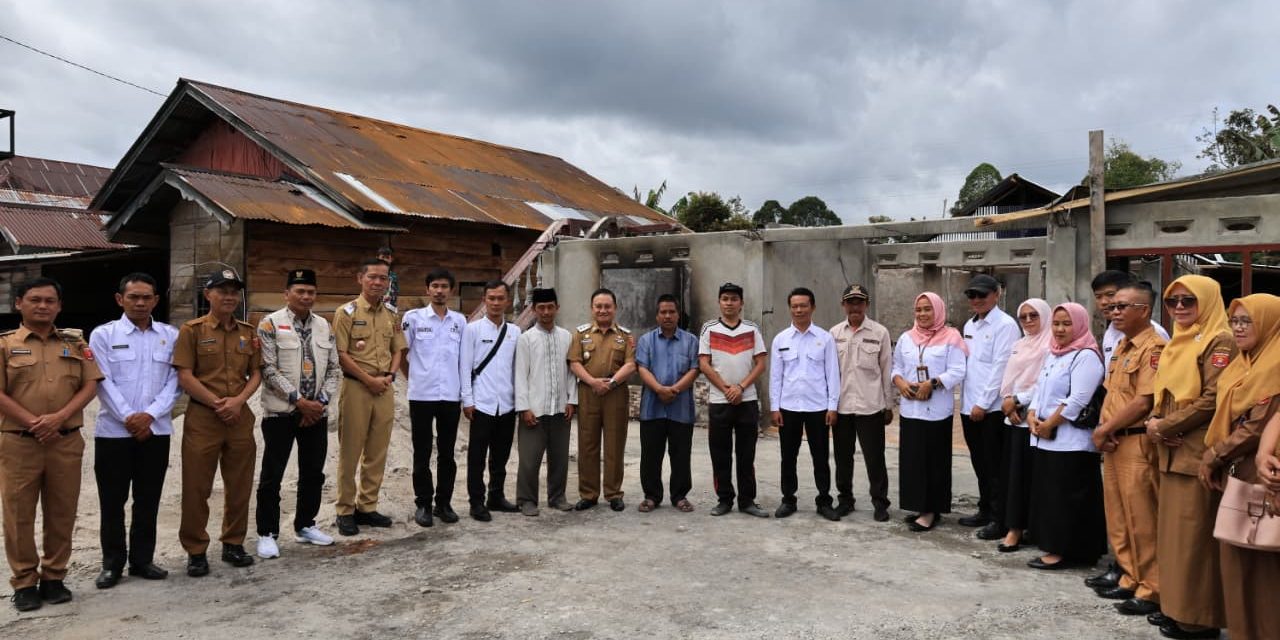 Wakil Bupati Lampung Barat menyerahkan bantuan kepada korban kebakaran di Pekon Canggu, Kecamatan Batu Brak