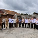 Wakil Bupati Lampung Barat menyerahkan bantuan kepada korban kebakaran di Pekon Canggu, Kecamatan Batu Brak