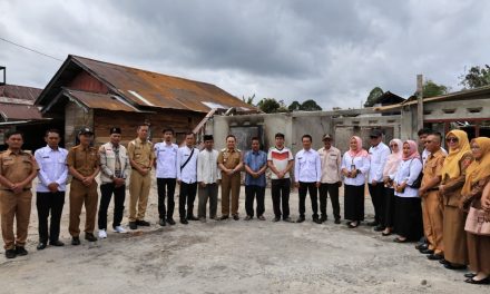 Wakil Bupati Lampung Barat menyerahkan bantuan kepada korban kebakaran di Pekon Canggu, Kecamatan Batu Brak