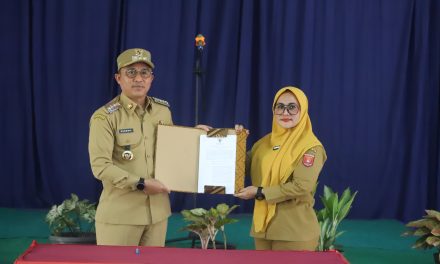 Bupati Lampung Barat Serahkan Salinan Keputusan Pelepasan Hutan 22.51 Hektare, Disambut Isak Tangis Bahagia Warga Sukapura
