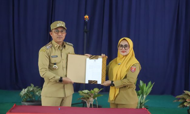 Bupati Lampung Barat Serahkan Salinan Keputusan Pelepasan Hutan 22.51 Hektare, Disambut Isak Tangis Bahagia Warga Sukapura