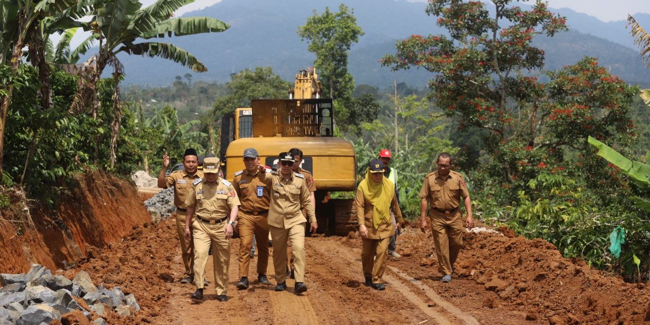 Bupati Lampung Barat Tinjau Progres Pembangun Pembukaan Badan Jalan Menuju Lokasi Geothermal