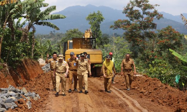 Bupati Lampung Barat Tinjau Progres Pembangun Pembukaan Badan Jalan Menuju Lokasi Geothermal