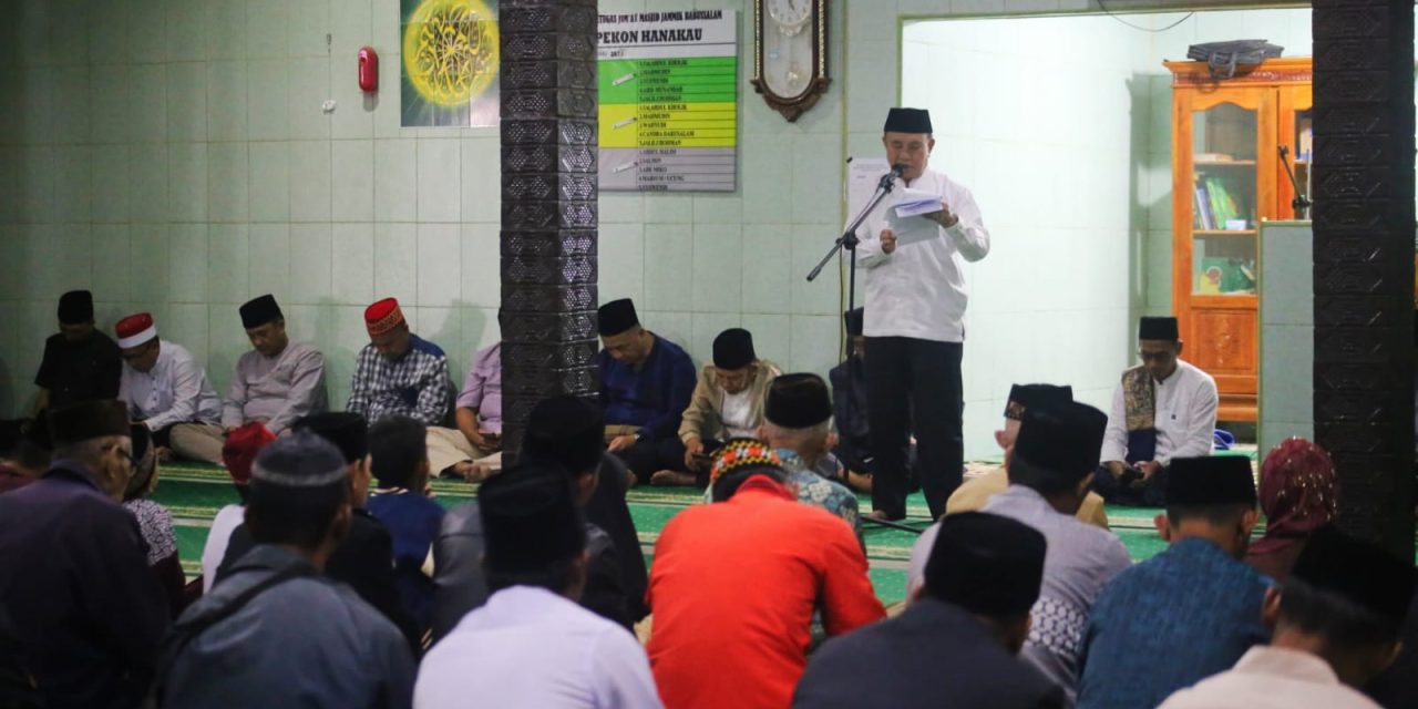 Safari Ramadhan di Sukau, Wabup Mad Hasnurin Serahkan Bantuan dan Tanggapi Aspirasi Jalan Rusak
