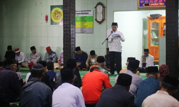 Safari Ramadhan di Sukau, Wabup Mad Hasnurin Serahkan Bantuan dan Tanggapi Aspirasi Jalan Rusak