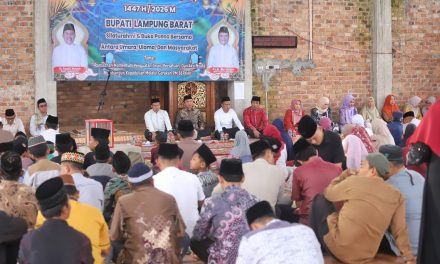 Safari Ramadhan di Way Tenong, Bupati Indahkan Usulan Masyarakat Perbaiki Jalan Putus