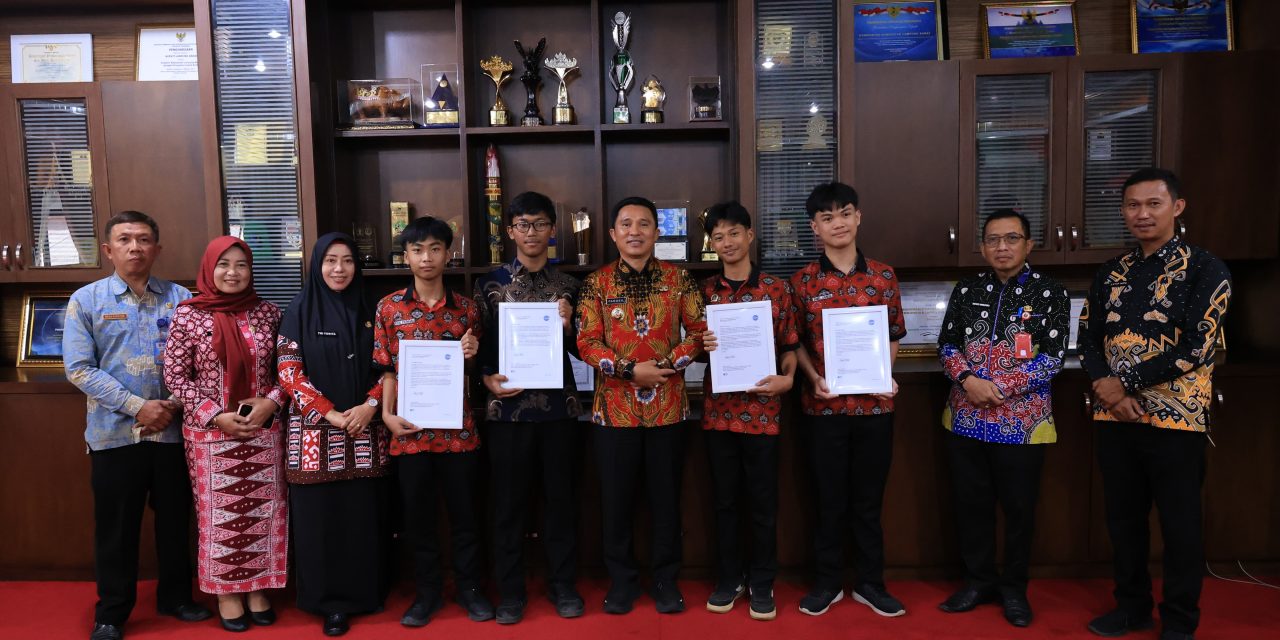 Meraih Prestasi Tingkat Internasional 4 Siswa SMKN 1 Liwa Mendapat Penghargaan Dari Bupati Lampung Barat