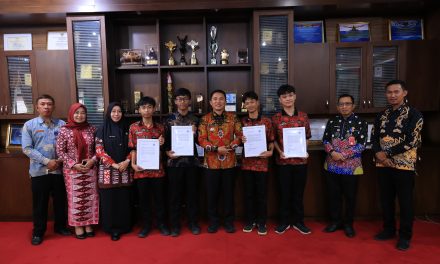 Meraih Prestasi Tingkat Internasional 4 Siswa SMKN 1 Liwa Mendapat Penghargaan Dari Bupati Lampung Barat