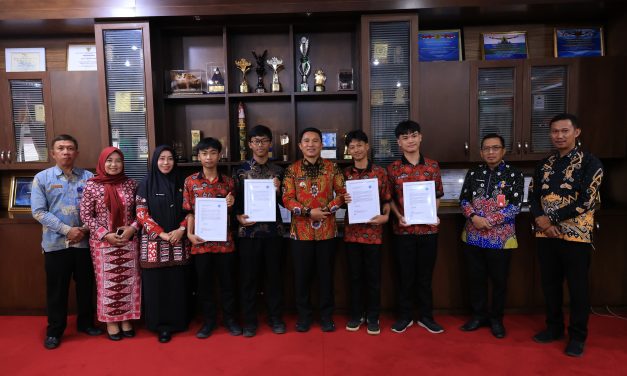 Meraih Prestasi Tingkat Internasional 4 Siswa SMKN 1 Liwa Mendapat Penghargaan Dari Bupati Lampung Barat