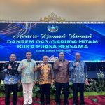 Wakil Bupati Lampung Barat Drs. Mad Hasnurin menghadiri acara ramah tamah buka bersama dalam rangka serah terima jabatan Danrem 043/Garuda Hitam, dari Brigjen TNI Haryantana kepada Kolonel Inf Sumarlin Marzuki