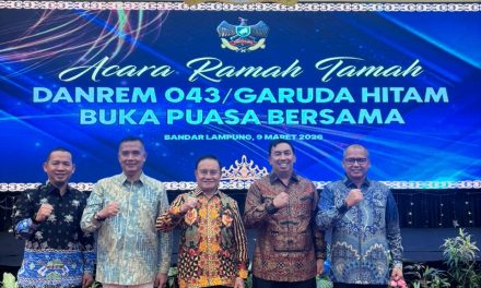 Wakil Bupati Lampung Barat Drs. Mad Hasnurin menghadiri acara ramah tamah buka bersama dalam rangka serah terima jabatan Danrem 043/Garuda Hitam, dari Brigjen TNI Haryantana kepada Kolonel Inf Sumarlin Marzuki