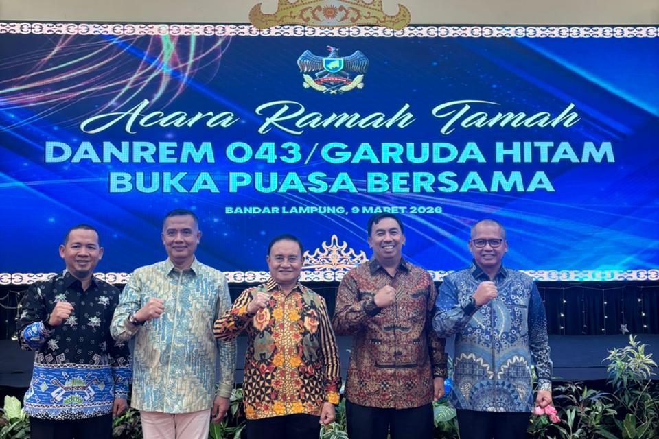 Wakil Bupati Lampung Barat Drs. Mad Hasnurin menghadiri acara ramah tamah buka bersama dalam rangka serah terima jabatan Danrem 043/Garuda Hitam, dari Brigjen TNI Haryantana kepada Kolonel Inf Sumarlin Marzuki