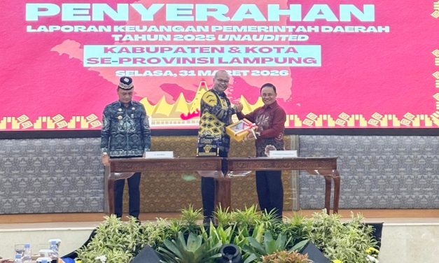 Wakil Bupati Lampung Barat Serahkan LKPD kepada BPK Perwakilan Provinsi Lampung