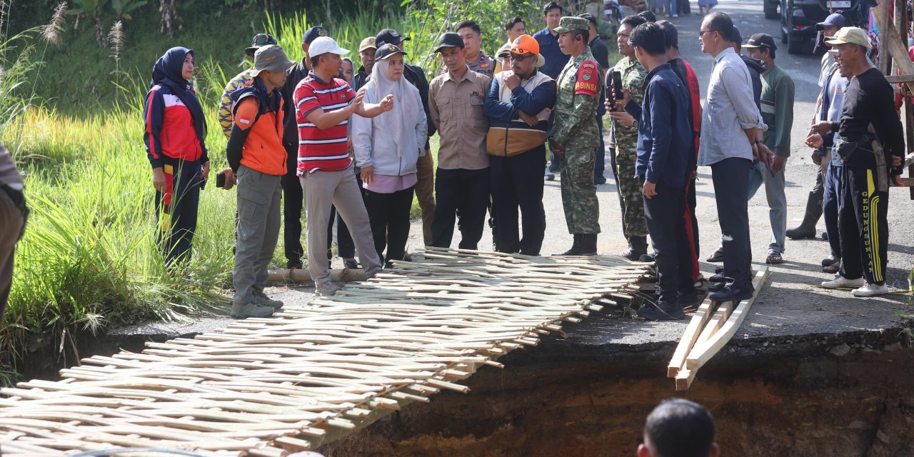 Bupati Parosil Tinjau Jalan Putus Gedung Surian–Air Hitam, Instruksikan Penanganan Darurat