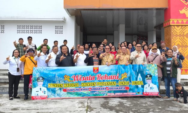 Sekda Lampung Barat Lepas 40 Peserta Wisata Rohani ke Yogyakarta