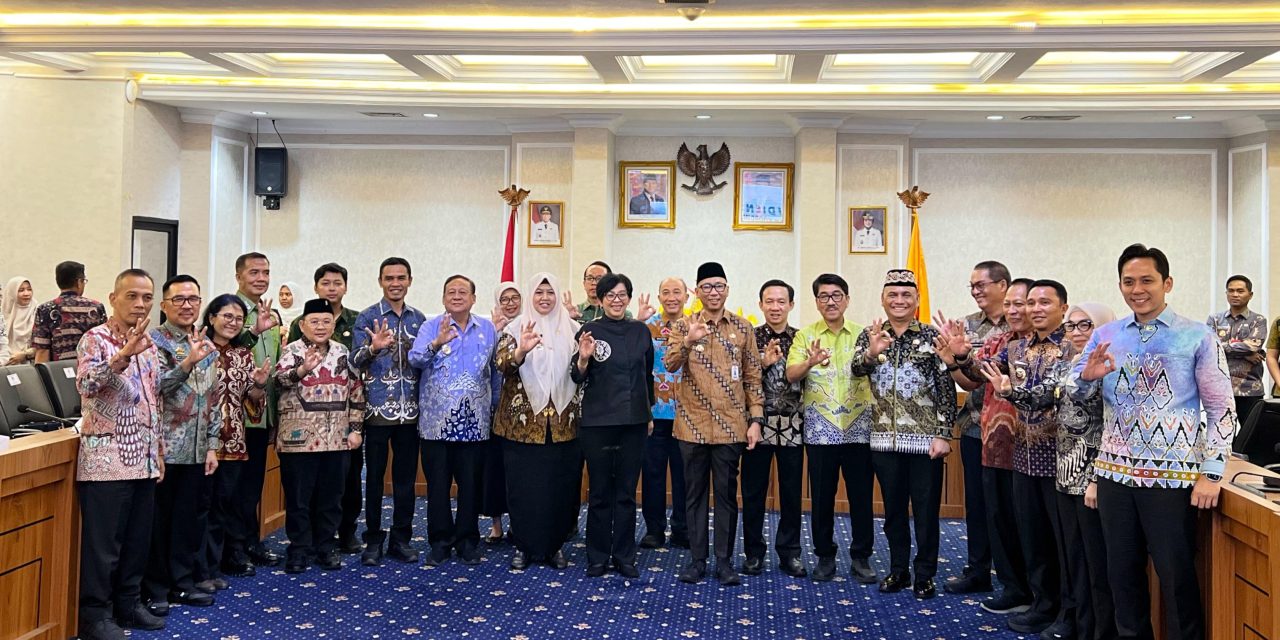 Bupati Lampung Barat menghadiri rapat kordinasi Pengelolaan Sampah Menjadi Energi Listrik (PSEL) dan penandatanganan komitmen bersama seluruh kepala daerah Kab/Kota se-Provinsi Lampung
