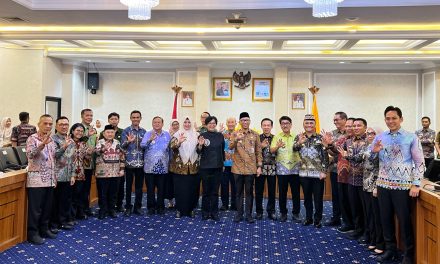 Bupati Lampung Barat menghadiri rapat kordinasi Pengelolaan Sampah Menjadi Energi Listrik (PSEL) dan penandatanganan komitmen bersama seluruh kepala daerah Kab/Kota se-Provinsi Lampung