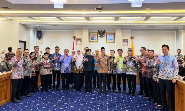 Bupati Lampung Barat menghadiri rapat kordinasi Pengelolaan Sampah Menjadi Energi Listrik (PSEL) dan penandatanganan komitmen bersama seluruh kepala daerah Kab/Kota se-Provinsi Lampung