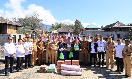 Wabup Mad Hasnurin Sambangi Korban Kebakaran, Salurkan Bantuan dan Imbau Warga Waspada Colokan Listrik