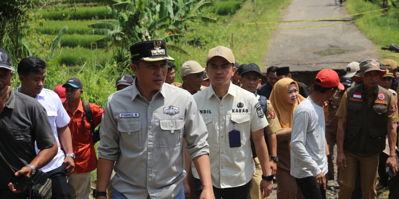 Bupati Lampung Barat Tinjau Jalan Putus di Way Tenong, Minta Penanganan Segera Dilakukan