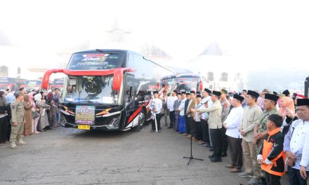 Ditandai Pengibaran Bendera, Bupati Parosil Lepas Keberangkatan 207 Jamaah Calon Haji Dari Lampung Barat