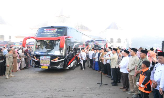 Ditandai Pengibaran Bendera, Bupati Parosil Lepas Keberangkatan 207 Jamaah Calon Haji Dari Lampung Barat