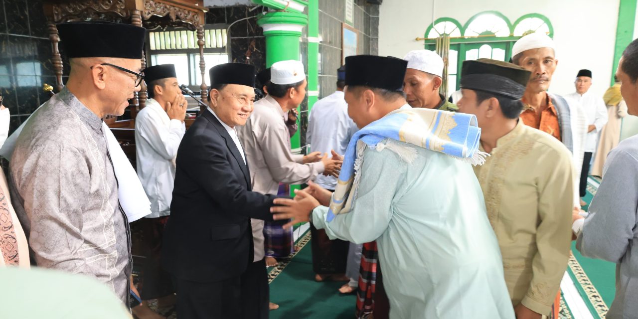 Wabup Mad Hasnurin Sholat Idul Adha Bersama Warga Sukau dan Serahkan Hewan Kurban