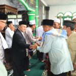 Wabup Mad Hasnurin Sholat Idul Adha Bersama Warga Sukau dan Serahkan Hewan Kurban