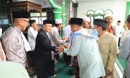 Wabup Mad Hasnurin Sholat Idul Adha Bersama Warga Sukau dan Serahkan Hewan Kurban