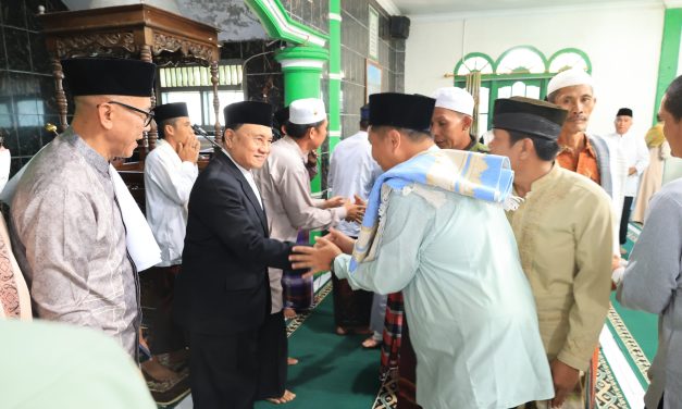 Wabup Mad Hasnurin Sholat Idul Adha Bersama Warga Sukau dan Serahkan Hewan Kurban