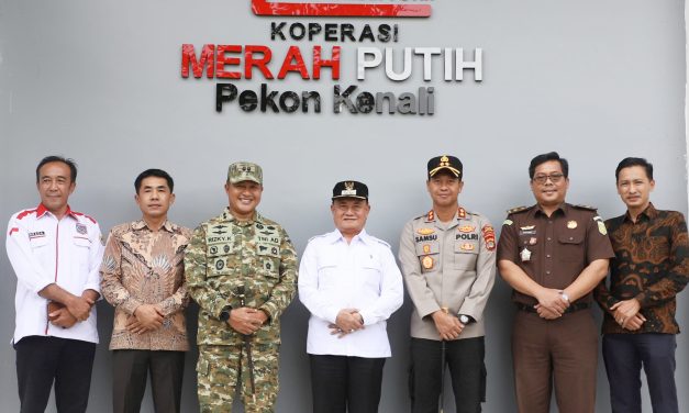 Ditandai Penandatanganan Prasasti dan Pengguntingan Pita, Wabup Mad Hasnurin Resmikan KDKMP Pekon Kenali